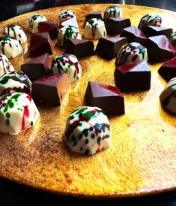 bonbons op gouden bord