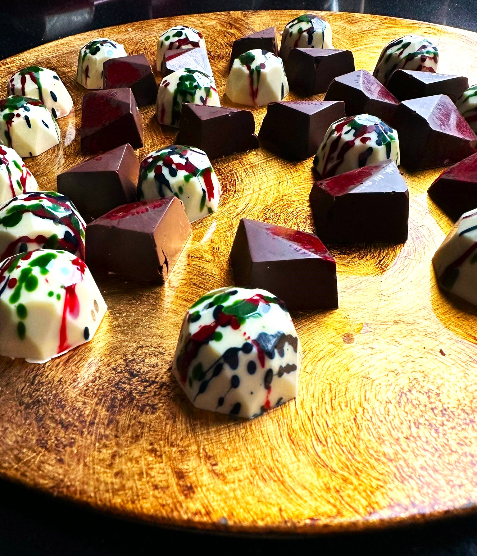 bonbons op gouden bord